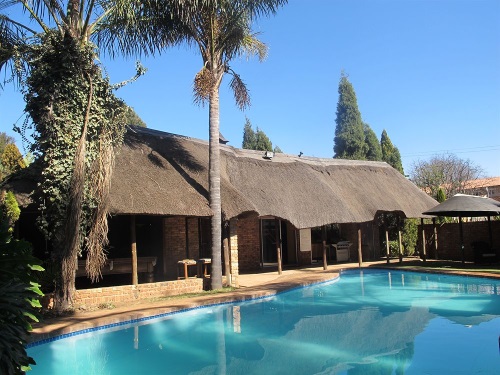Aero Guest Lodge tuin en zwembad